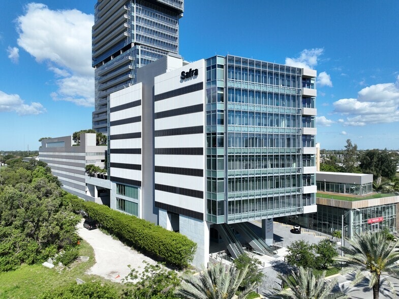 21550 Biscayne Blvd, Aventura, FL for lease - Primary Photo - Image 1 of 25