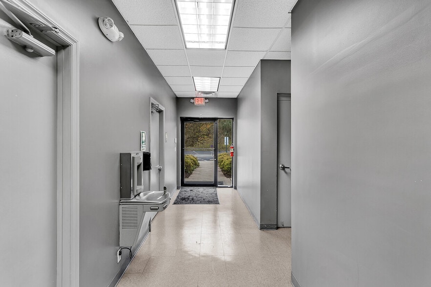 4491 School Rd S, Murrysville, PA for sale - Interior Photo - Image 1 of 45