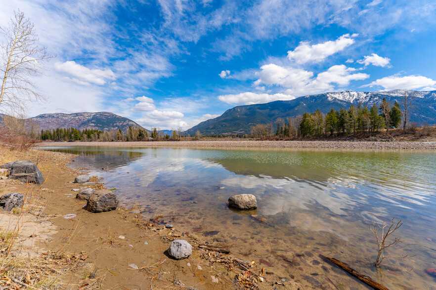 659 US Highway 2 E, Columbia Falls, MT for sale - Primary Photo - Image 1 of 87