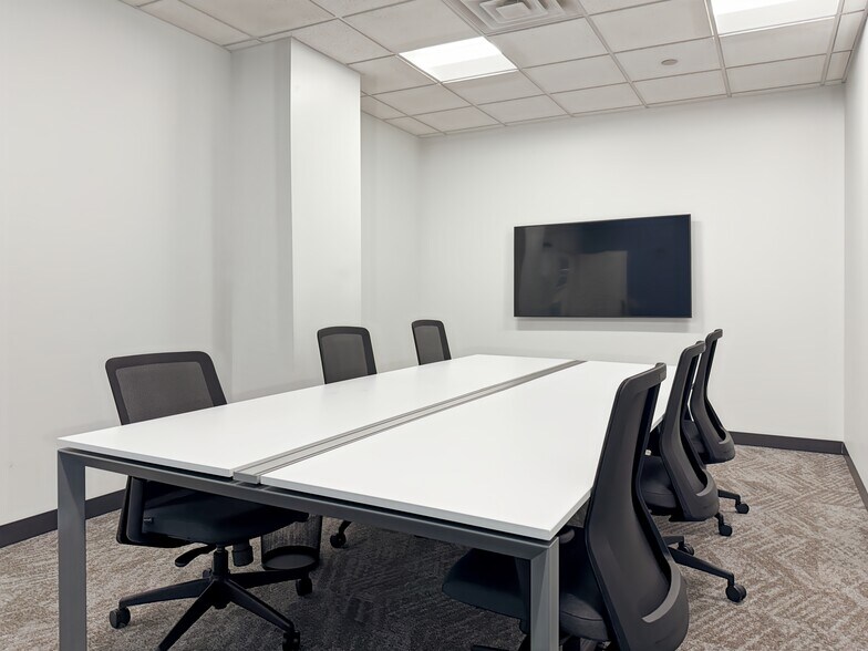 6160 N Summit Dr, Brooklyn Center, MN for lease - Interior Photo - Image 2 of 13