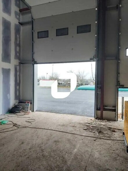 Flex in Carbon-Blanc for lease - Interior Photo - Image 3 of 5