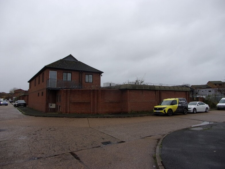 Curzon Dr, Grays for lease - Building Photo - Image 2 of 4