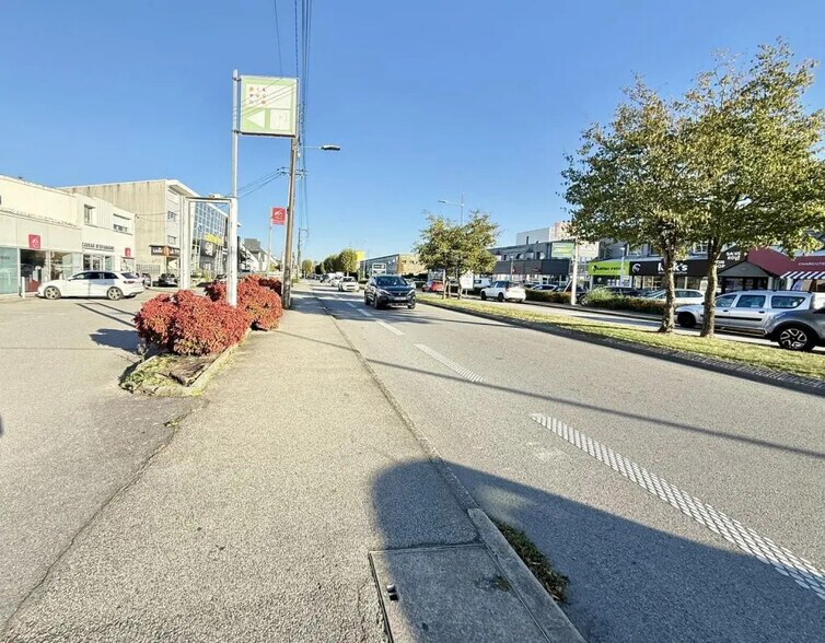 Retail in Vannes for lease - Building Photo - Image 2 of 3