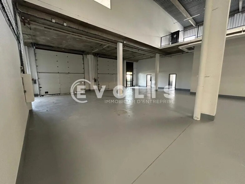 Flex in Lisses for lease - Interior Photo - Image 2 of 11