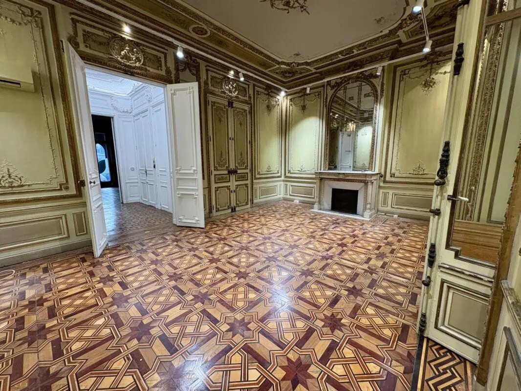 Retail in Marseille for lease Interior Photo- Image 1 of 14