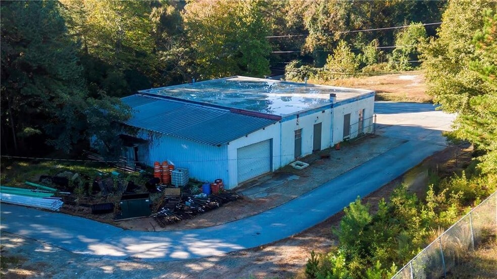 Showroom and industrial portfolio portfolio of 2 properties for sale on LoopNet.com - Building Photo - Image 3 of 13