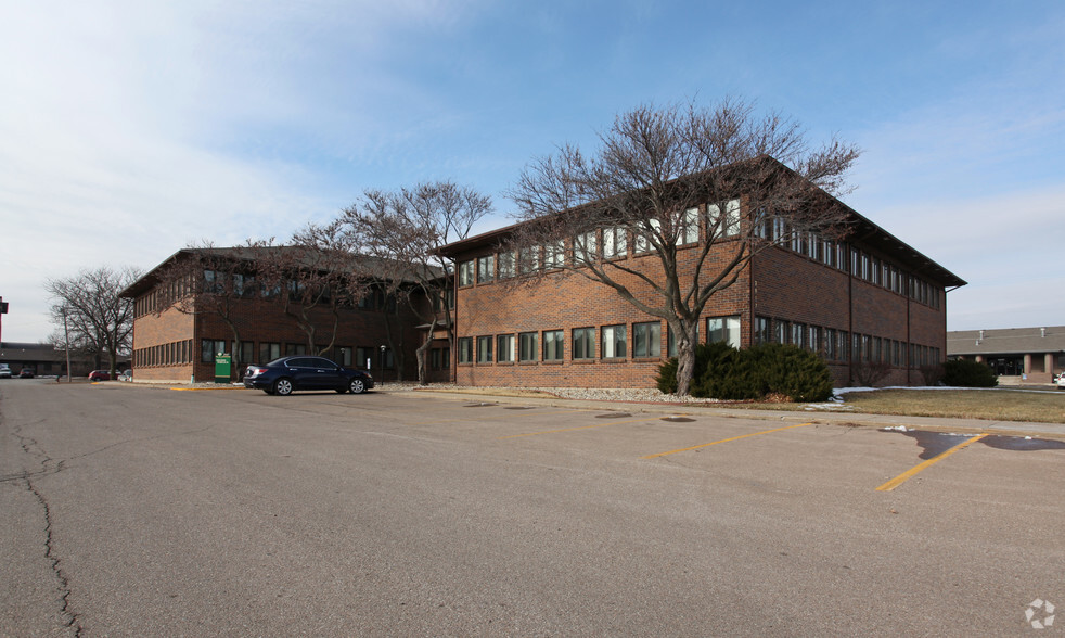 2947 SW Wanamaker Dr, Topeka, KS for lease - Primary Photo - Image 1 of 9