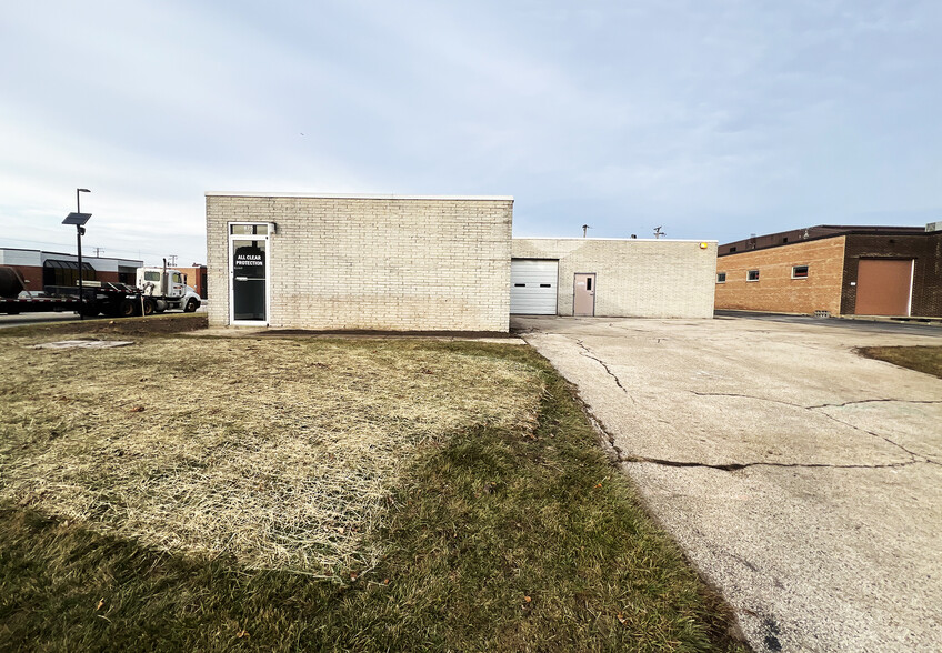 875 Lively Blvd, Elk Grove Village, IL for lease - Building Photo - Image 3 of 5