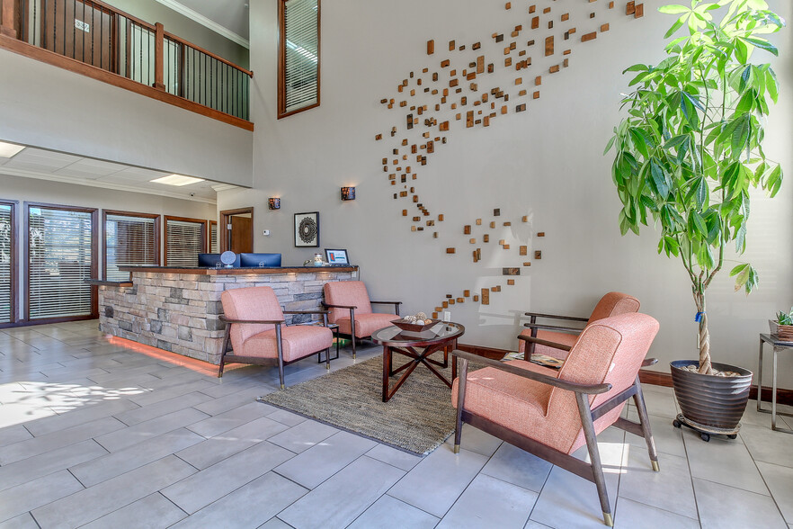 2524 N Broadway, Edmond, OK for lease - Lobby - Image 1 of 15