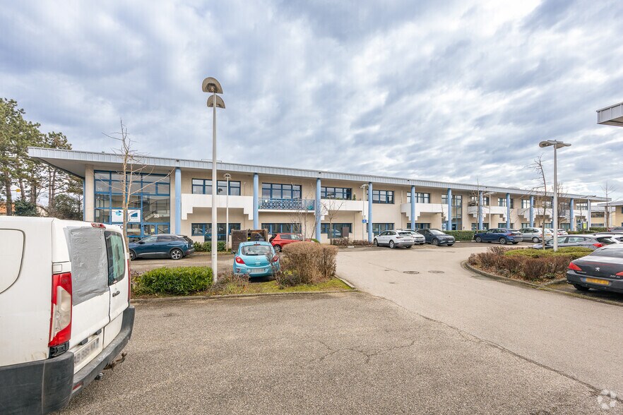 13-17 Allée Des Ginkgos, Bron for lease - Building Photo - Image 3 of 3