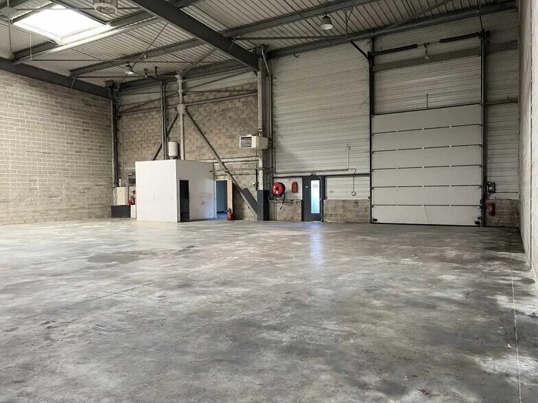 10 Rue Gustave Eiffel, Goussainville for lease - Interior Photo - Image 3 of 11