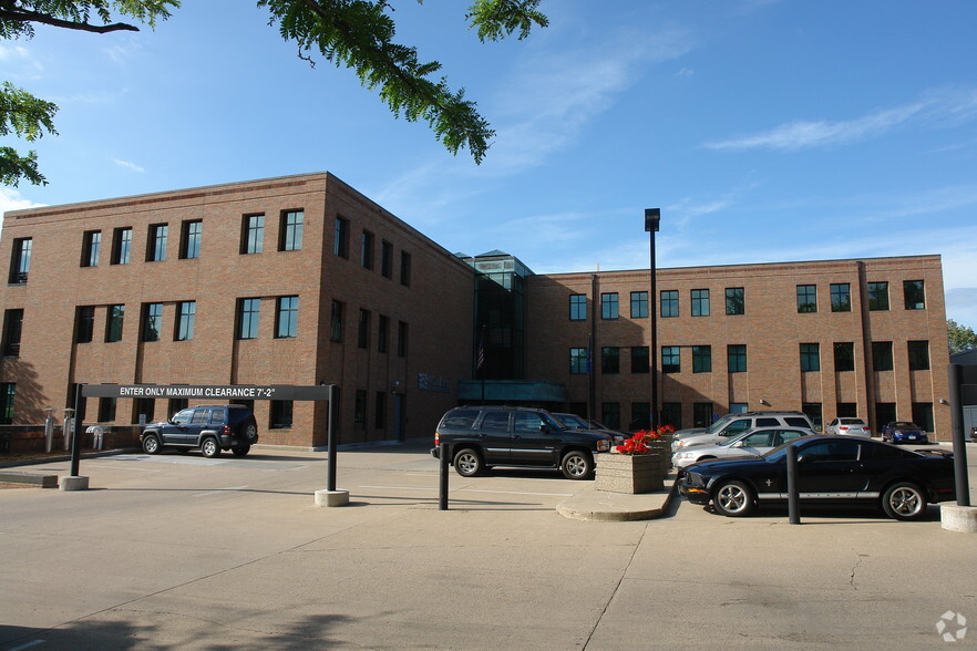 445 Lake St E, Wayzata, MN for lease - Building Photo - Image 2 of 7