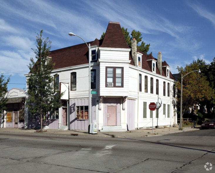 820-832 E Locust St, Milwaukee, WI for sale - Building Photo - Image 2 of 6