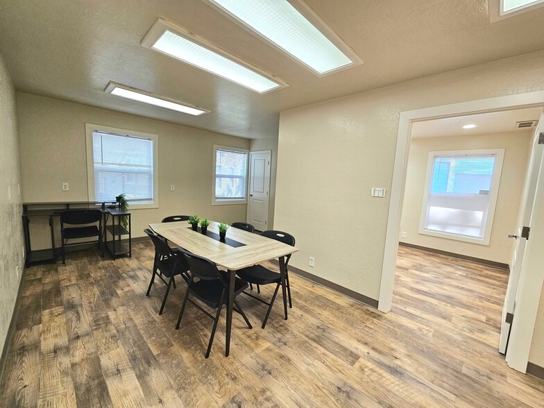 18 Williamsburg Ln, Chico, CA for lease - Building Photo - Image 3 of 8