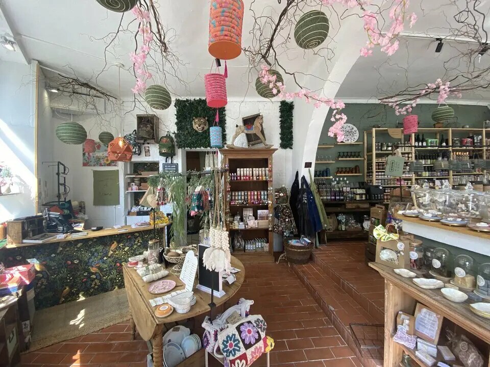 Retail in Le Havre for lease Interior Photo- Image 1 of 2