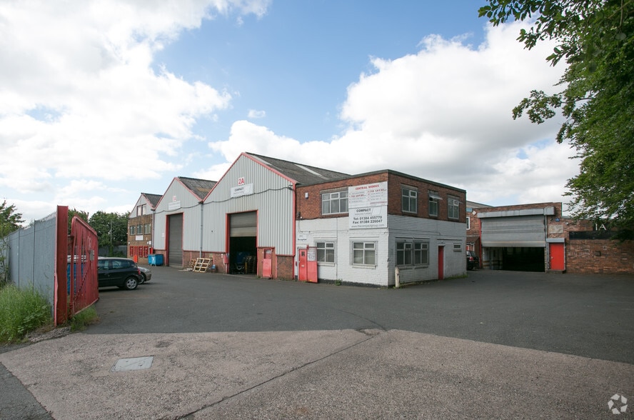 4 Peartree Ln, Dudley for sale - Primary Photo - Image 1 of 1