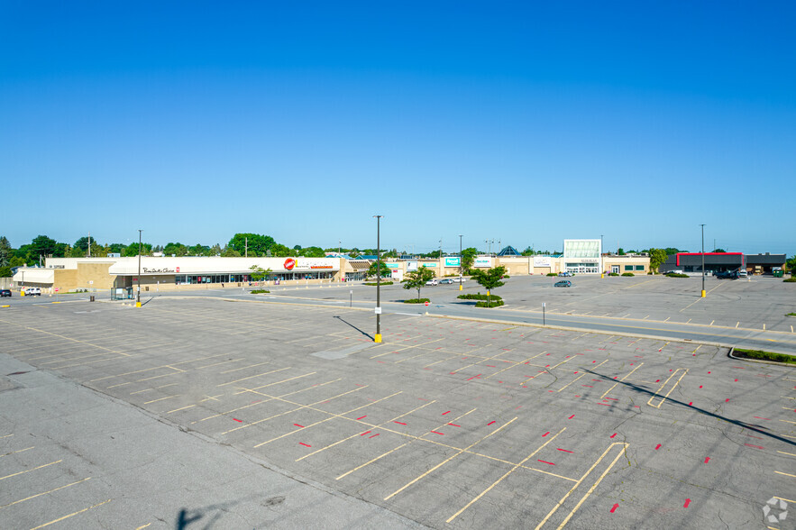 300 Eagleson Rd, Ottawa, ON for lease - Building Photo - Image 3 of 14