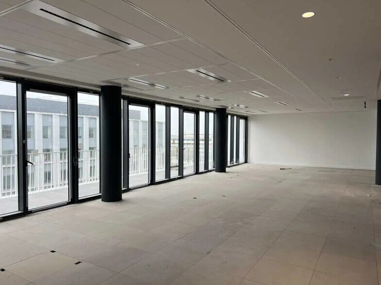 7 Rue Georges Stephenson, Montigny-le-Bretonneux for sale - Building Photo - Image 3 of 14