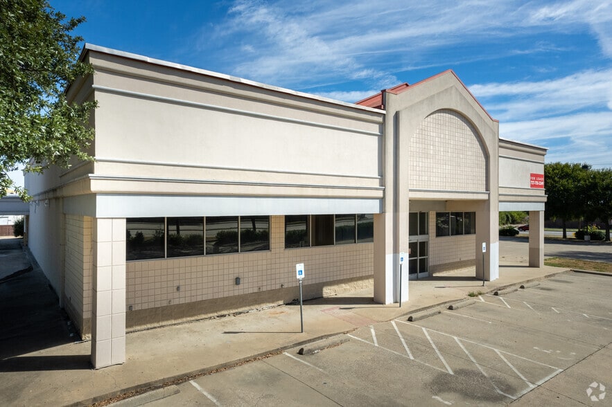 1811 E Arkansas Ln, Arlington, TX for sale - Building Photo - Image 2 of 15