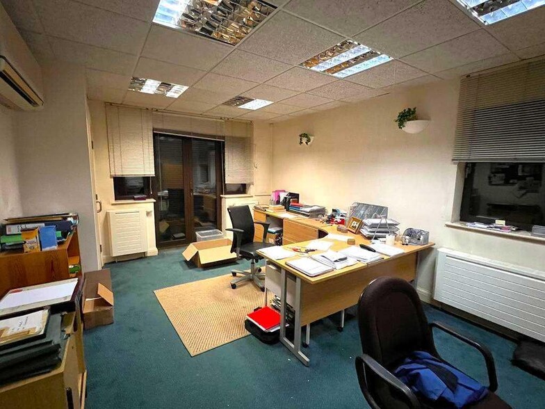 12 Mill St, Slough for lease - Building Photo - Image 3 of 8