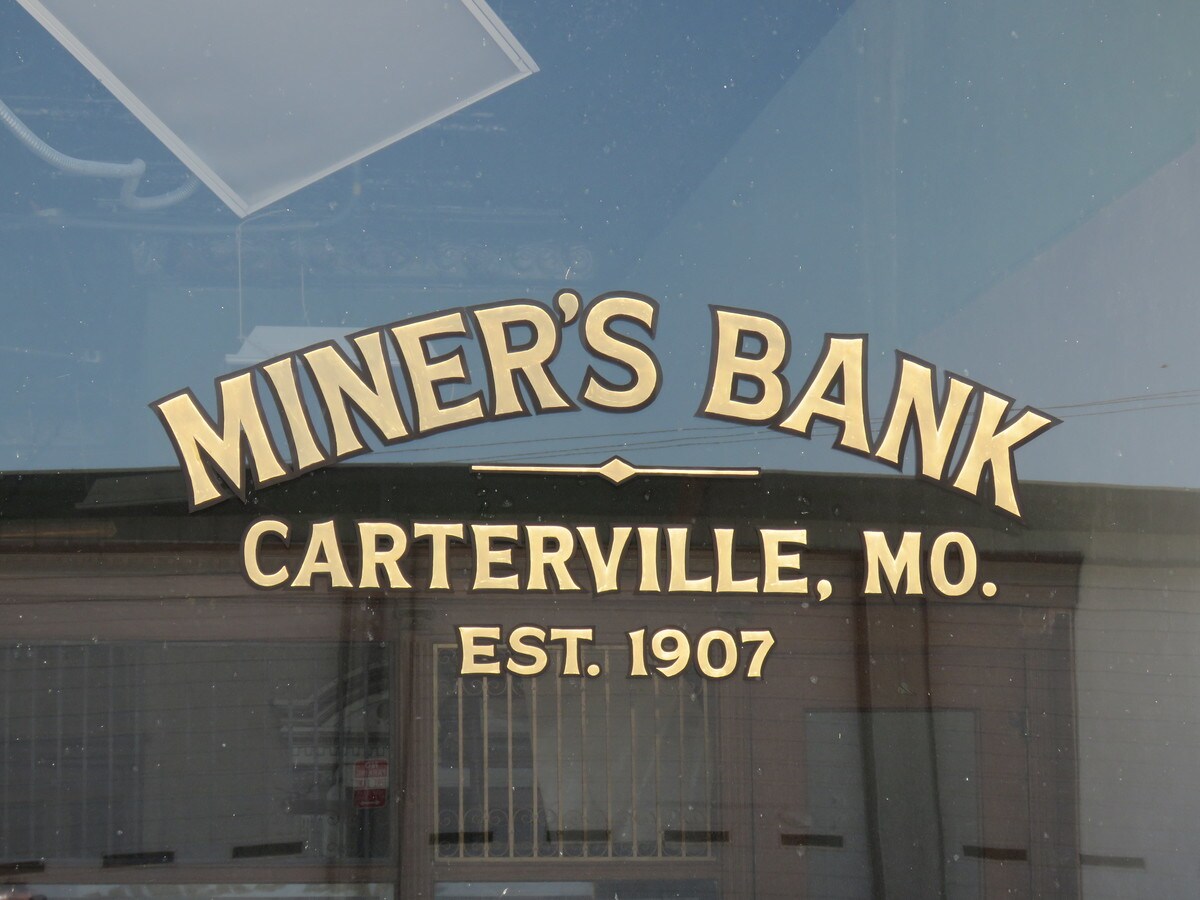 102 E Main St, Carterville, MO 64835