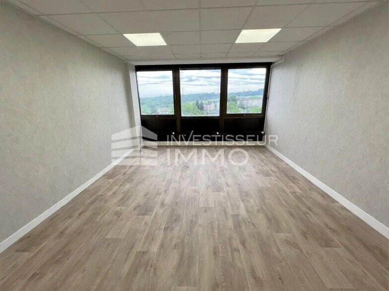 Office in Villeneuve-Saint-Georges for lease - Interior Photo - Image 2 of 3