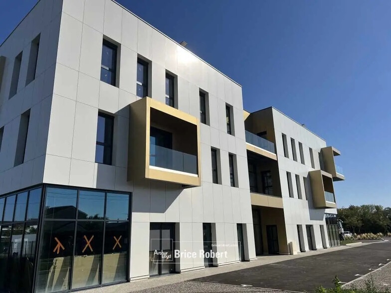 Flex in Décines-Charpieu for sale - Building Photo - Image 1 of 5