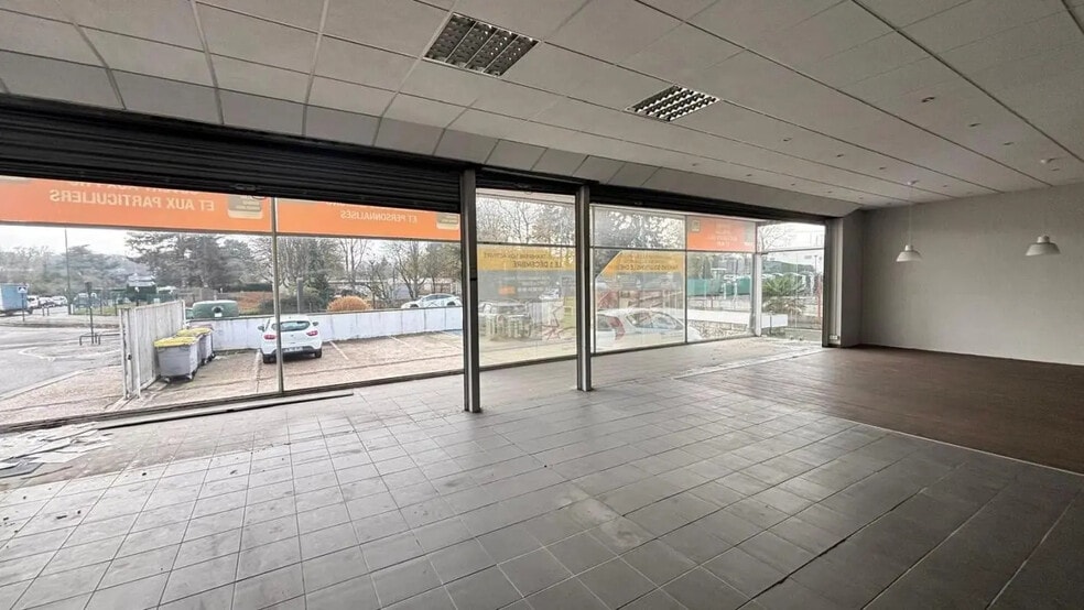 52 Boulevard Henri Barbusse, SAINT CYR L ECOLE for lease - Building Photo - Image 2 of 10