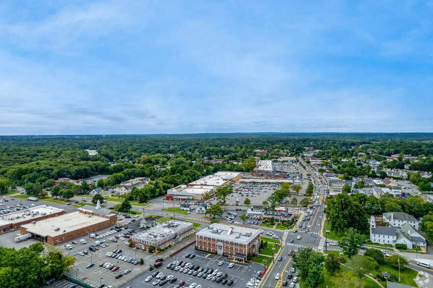 180 E Main St, Smithtown, NY for lease - Aerial - Image 3 of 3