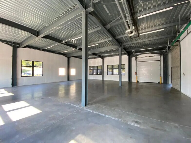 Flex in Dardilly for lease - Interior Photo - Image 2 of 8