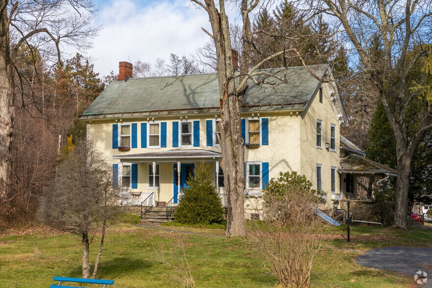 39 W Dorsey Ln, Hyde Park, NY for sale - Primary Photo - Image 1 of 1
