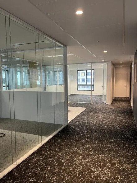 7-9 Rue Stephenson, Montigny-le-Bretonneux for sale - Interior Photo - Image 3 of 7