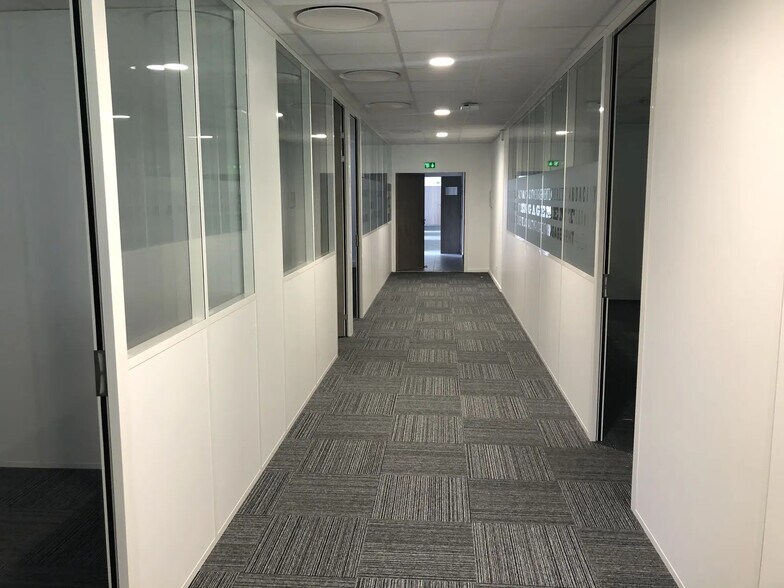 Flex in Dardilly for lease - Interior Photo - Image 3 of 7