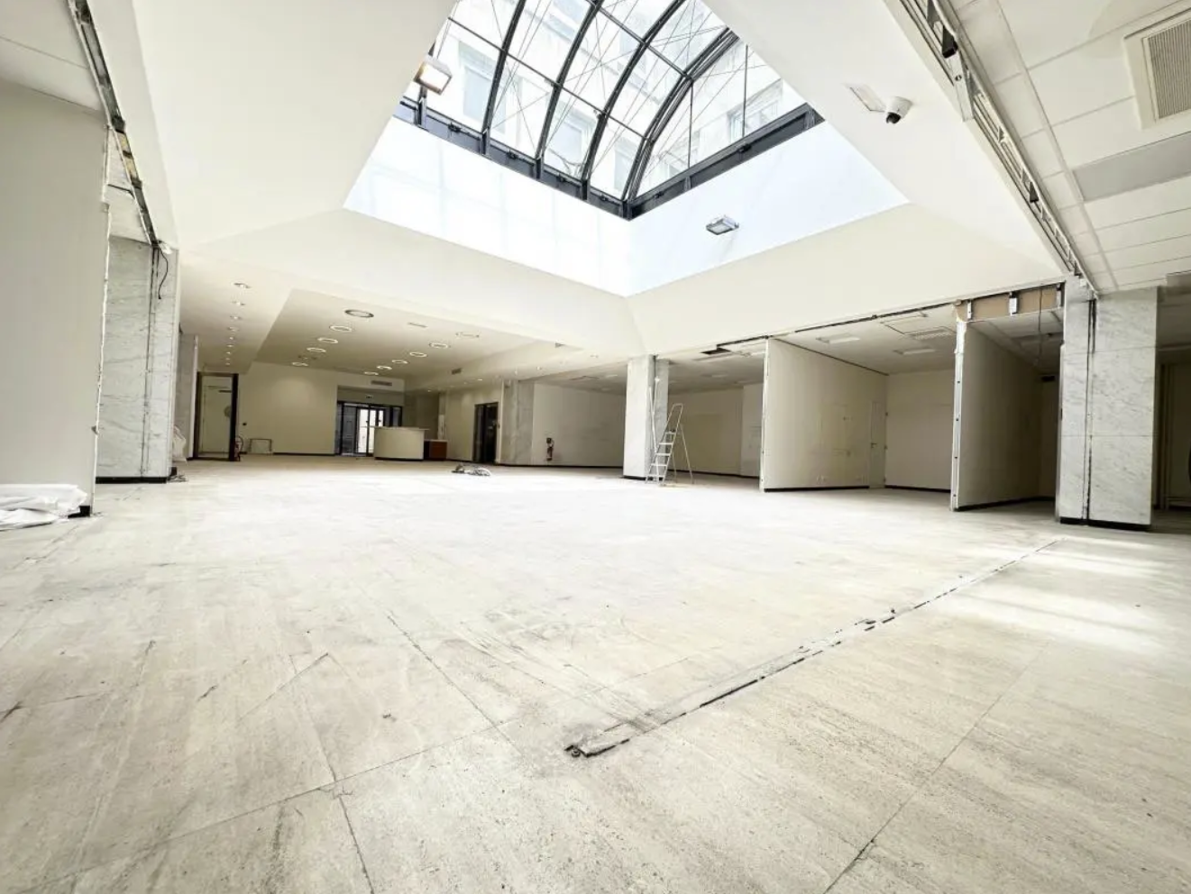 Office in Paris for lease Interior Photo- Image 1 of 19