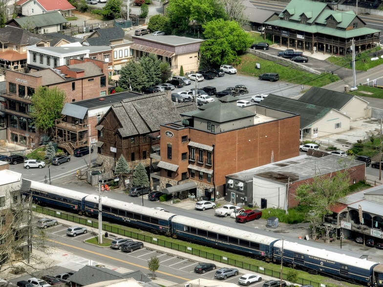 588 E Main St, Blue Ridge, GA for lease - Building Photo - Image 2 of 13