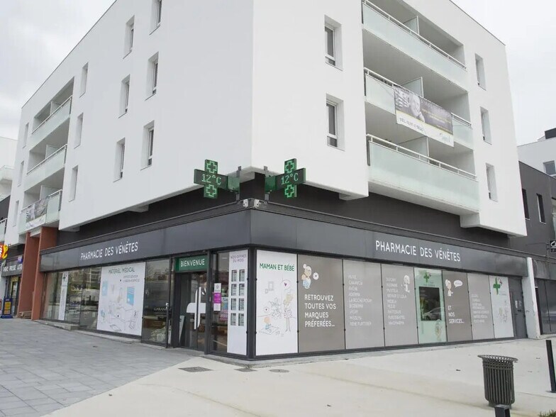 Retail in Vannes for sale - Building Photo - Image 2 of 3