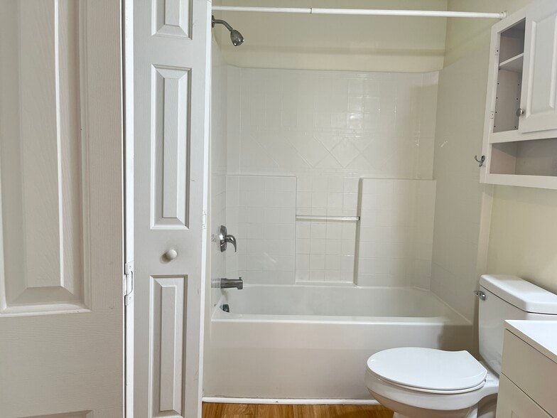 Raleigh Rental Townhouses portfolio of 3 properties for sale on LoopNet.com - Building Photo - Image 3 of 8