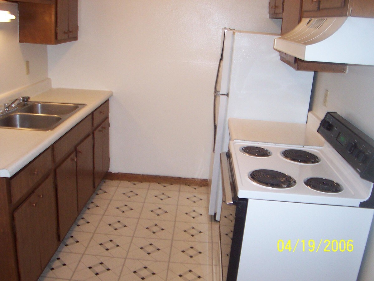 2107 Clarkview Dr, Charles City, IA 50616