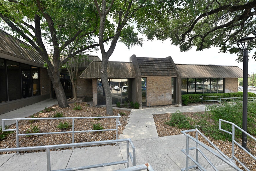 4203-4211 Gardendale St, San Antonio, TX for lease - Building Photo - Image 2 of 7