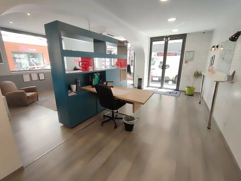 Retail in Bourgoin-Jallieu for lease - Interior Photo - Image 1 of 5