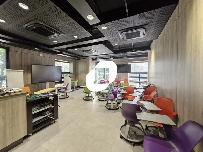 Office in Montévrain for lease - Interior Photo - Image 2 of 14