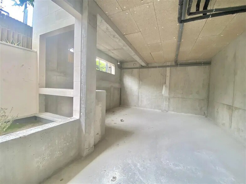 Retail in Clichy for lease - Interior Photo - Image 3 of 7