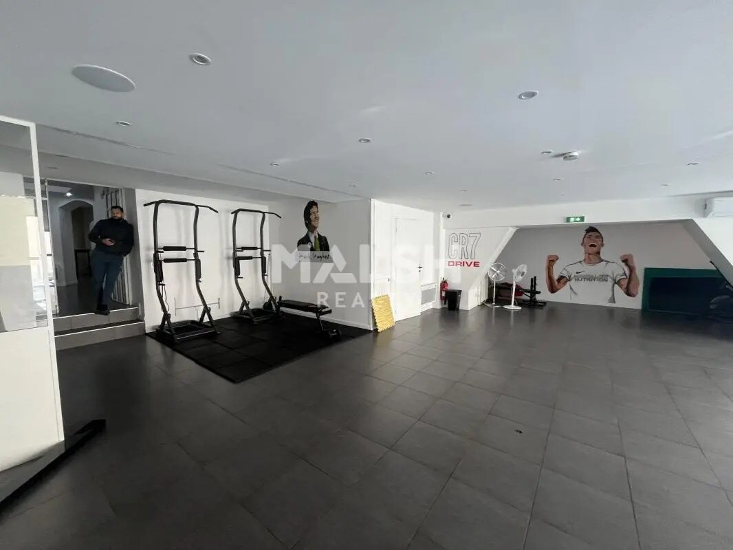 Retail in Lyon for lease Interior Photo- Image 1 of 15