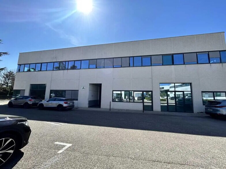 Flex in Champagne-au-Mont-d'Or for lease - Building Photo - Image 2 of 25