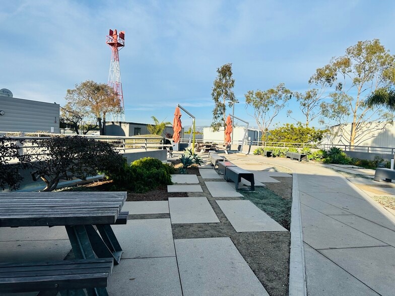 3221 Donald Douglas Loop S, Santa Monica, CA for lease - Building Photo - Image 3 of 6