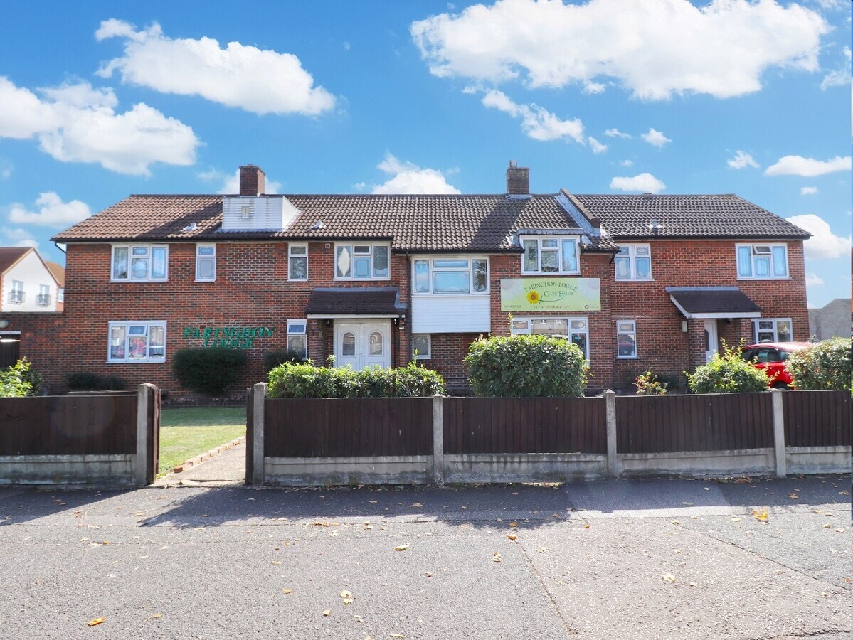1 Faringdon Av, Romford, RM3 8JT Faringdon Lodge