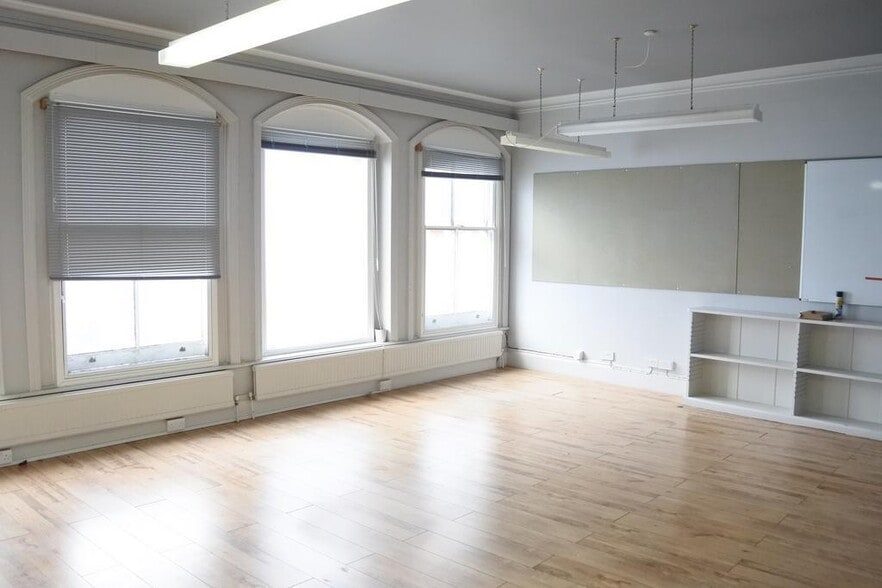 44 High St, Malmesbury for lease - Interior Photo - Image 2 of 7