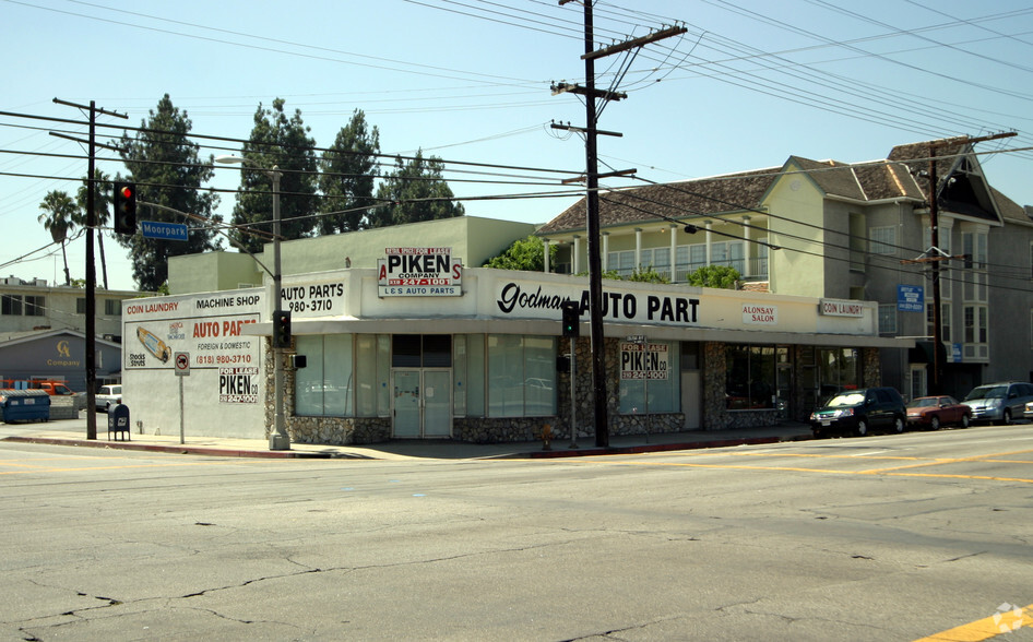 11700-11704 Moorpark St, Studio City, CA for lease - Building Photo - Image 2 of 11