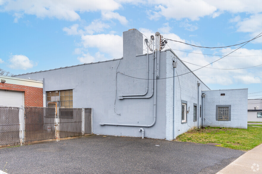 181 E Hoffman Ave, Lindenhurst, NY for lease - Building Photo - Image 3 of 4