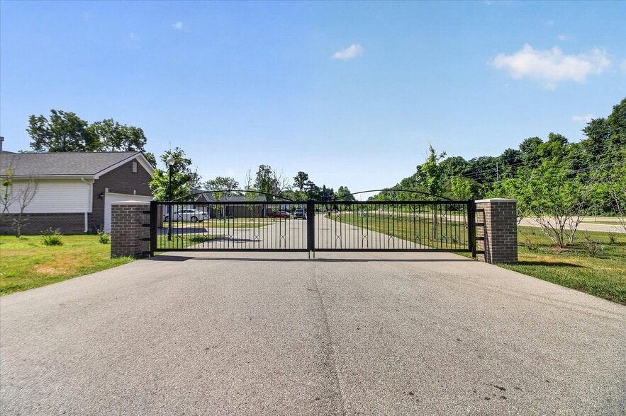 26640 Orchard Lake Rd, Farmington Hills, MI for sale - Building Photo - Image 2 of 13